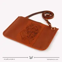 کیف دوشی زنانه حکاکی پاسپورتی طرح میرا رنگ عسلی سایز 25*30