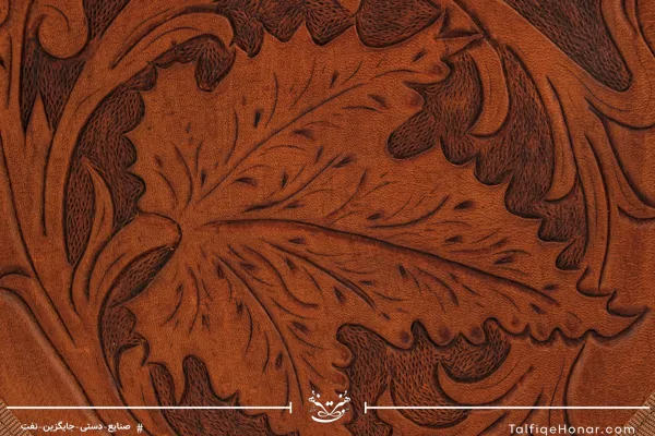 کیف دوشی چرم عسلی حکاکی طرح دیما سایز 20*20