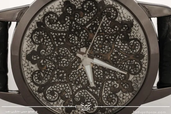 ساعت مچی زنانه صفحه قلمزنی با بند چرمی مشکی کروکدیل فریم مشکی 
