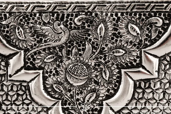 کیف قلمزنی آب نقره با بند چرمی طرح محرابی و اسلیمی 