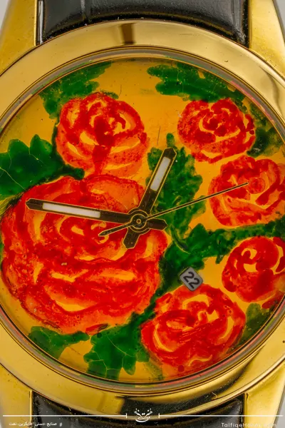  ساعت مچی زنانه صفح برنج نگار گری گل و بوته و بند چرم مشکی