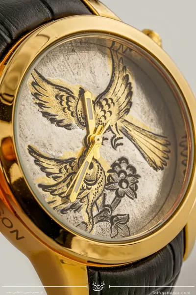 ساعت مچی زنانه صفحه برنج قلمزنی گل و مرغ و بند چرم مشکی