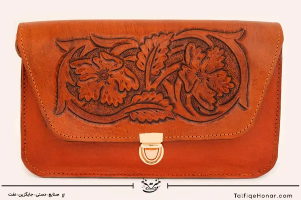 کیف دوشی چرم عسلی حکاکی طرح هنا سایز 12*22