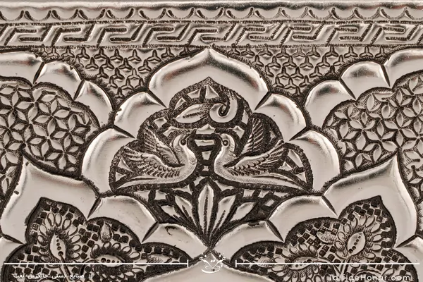 کیف قلم زنی دسته دار آب نقره با بند چرمی طرح لوزی اسلیمی 