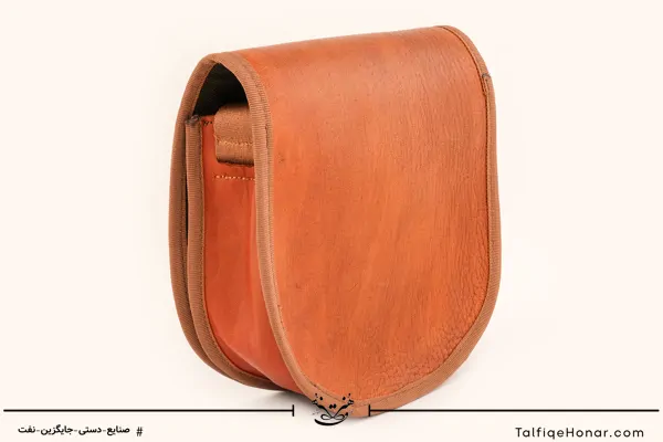 کیف دوشی چرم عسلی حکاکی طرح دیما سایز 20*20