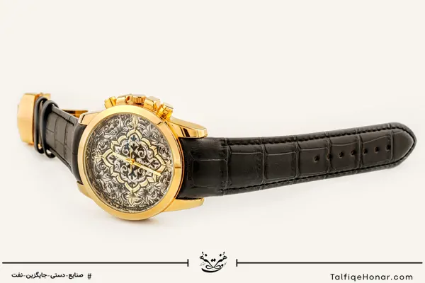  ساعت مچی مردانه صفحه برنج قلمزنی ترنج و نقوش ختایی و بند چرمی مشکی