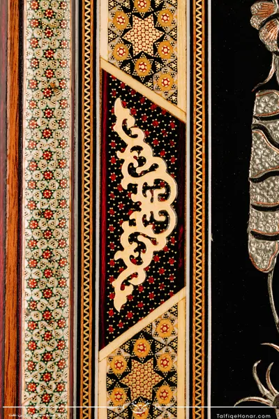 تابلو قلمزنی گل و مرغ با قاب خاتم کاری