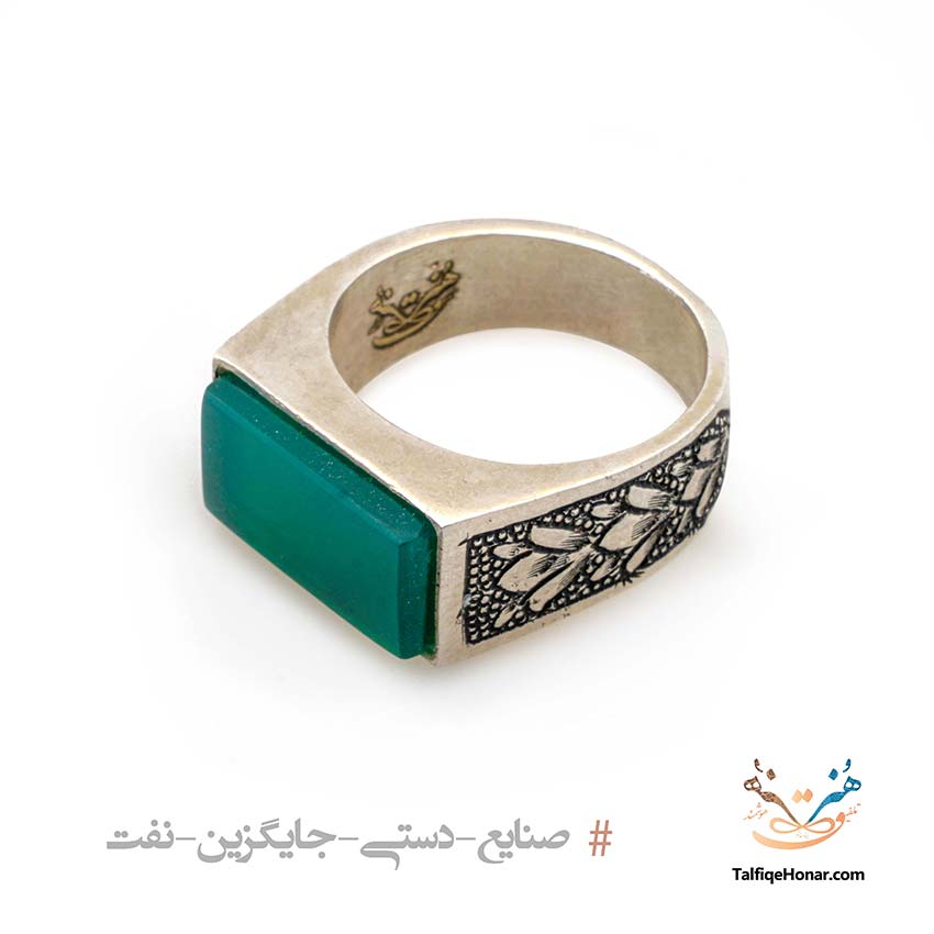 انگشتر نقره قلم زنی طرح حلقه مستطیلی با نگین عقیق سبز
